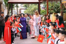 Nguyen Thi Minh Nguyet, spouse of Vietnamese President Luong Cuong, and Desislava Radeva, spouse of Bulgarian President Rumen Radev are welcomed by teachers and students of the Vietnam-Bulgaria Kindergarten in Hai Ba Trung district, Hanoi. (Photo: VNA)