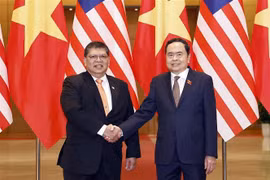 National Assembly Chairman Tran Thanh Man (right) and Speaker of the House of Representatives of Malaysia Tan Sri Dato' Johari Bin Abdul. (Photo: VNA)