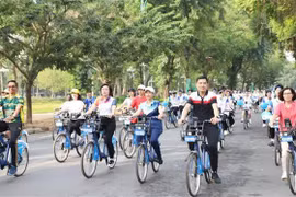 People take part in the annual "For a Green Hanoi" cycling event on November 17 morning in Hanoi. (Photo: VNA)