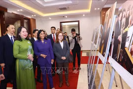 State Vice President Vo Thi Anh Xuan and Executive Vice President of Venezuela Delcy Rodriguez Gomez visit a photo exhibition about Vietnam-Venezuela ties. (Photo: VNA)