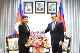Vietnamese Ambassador to Cambodia Nguyen Huy Tang (left) and Cambodian Secretary of State Ung Rachana. (Photo: VNA)
