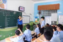 Children with hearing disability are in a class at Khanh Hoa province's Rehabilitation and Education Centre for Children with Disabilities. (Photo: VNA)