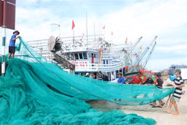 Fishermen prepare for a fishing trip. (Photo: VNA)