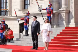 Peruvian President Dina Ercilia Boluarte Zegarra hosts a solemn welcome ceremony for State President Luong Cuong and a high-ranking delegation from Vietnam at the Government Palace (Casa de Pizarro) in Lima on November 13 afternoon (local time). (Photo: VNA)
