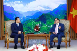 Prime Minister Pham Minh Chinh (R) receives Yoshitaka Shindo, Japanese Minister in charge of the CPTPP. (Photo: VNA)