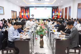 Representatives from the Governments of Vietnam and Laos meet in Vientiane on November 12 to discuss preparations for the 47th meeting of the Vietnam-Laos Intergovernmental Committee for Bilateral Cooperation. (Photo: VNA)