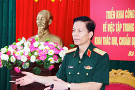 Lieutenant General Nguyen Trong Binh, Deputy Chief of the General Staff of the Vietnam People's Army, speaks at the conference. (Photo: VNA)