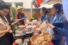 Vietnamese food attract many visitors at the fair. (Photo: VNA)