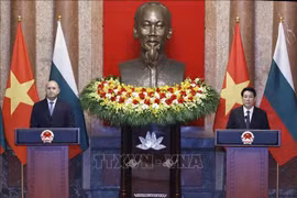 President Luong Cuong and his Bulgarian counterpart Rumen Radev co-chair a press conference following their talks in Hanoi on November 25. (Photo: VNA)