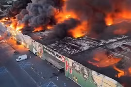 A fire breaks out at the shopping centre on Marywilska street, Warsaw, Poland on May 12 morning. (Photo: deccanherald.com)
