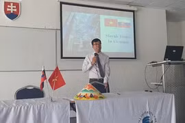 Vietnamese Ambassador to Slovakia Nguyen Tuan speaks at the summer camp. (Photo: vov.vn)