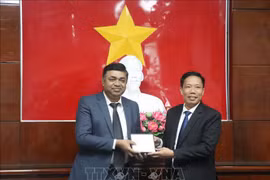 Vice Chairman of the Can Tho city People's Committee Nguyen Thuc Hien (right) and Indian Consul General to Ho Chi Minh City Madan Mohan Sethi. (Photo: VNA)