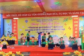 Students of Thach Ha Town 1 Primary School in the central province of Ha Tinh perform Vi-Giam folk songs at a celebration of Vietnamese Teachers' Day (November 20). (Photo: VNA)