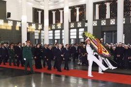 CPV delegation pays respect to former Party leader 