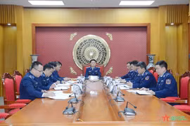 Vietnamese, Chinese coast guards cooperate to fight crimes in Gulf of Tonkin