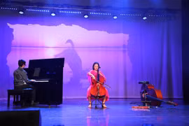 Vietnamese students introduce arts, culture in UK​
