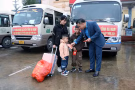 Free of charge coaches take workers home for Tet