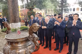 Party leader offers incense at Thang Long Imperial Citadel