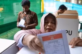 Indonesia compensates electoral officials who die on duty