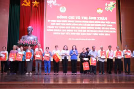 Vice President presents Tet gifts to disadvantaged people in Ben Tre