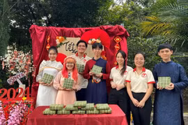 Vietnamese students in Singapore celebrate Tet