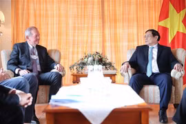 PM receives leaders of major groups in Davos
