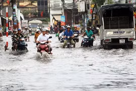  Embankment to safeguard Saigon River from floods