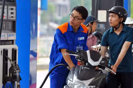 Petrol prices cut by nearly 1,200 VND per litre