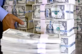 US dollar stays at high level