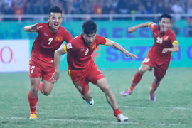 Vietnamese striker receives ASEAN award for best goal 2014