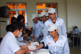 Health check-ups for Vietnamese guest workers. (Photo: VNA)