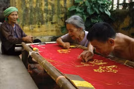 Visit Quat Dong traditional embroidery village
