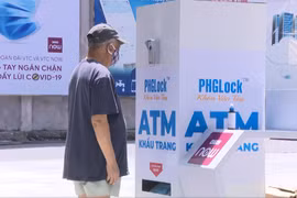 Hanoians excited with an unique mask ATM