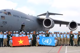 Deputy Defence Minister Sen. Lieut.Gen Nguyen Chi Vinh with staff of the level-2 hospital No.1, before departure to South Sudan for UN peacekeeping mission (Photo: VNA) 
