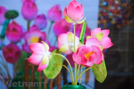 300-year-old craft village makes lifelike paper flowers