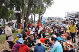 Central Highlanders wrap Tet cake to send to flood-hit victims in central region