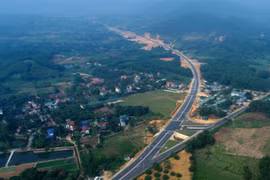 Work starts on road connecting Thang Long boulevard and Hanoi - Hoa Binh expressway