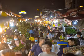 Famous flower market in Hanoi bustling for Women’s Day