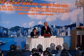 PM meets Vietnamese expatriates in Hong Kong, Macau 