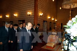 Prime Minister pays respect to late Thai King