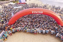 Barefoot runners race in Da Nang beach 