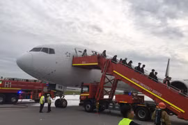 Singaporean plane makes emergency landing, catches fire