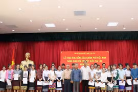 Vietnamese Government grants scholarships to expat students in Laos
