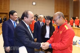 Prime Minister Phuc welcomes national football squad 