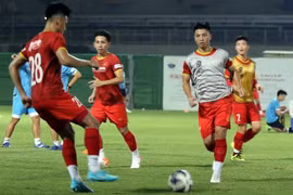 Vietnamese footballers get ready for match against China