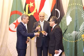Assistant to the Minister of Foreign Affairs Nguyen Minh Vu (left), Moroccan Ambassador Jamale Chouaibi (centre) and Palestianian Ambassador Saadi Salama, who is also head of the diplomatic corps in Vietnam, toast at the ceremony on May 24. (Photo: VNA)