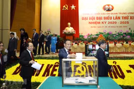 Delegates vote to introduce personnel to the post of Secretary of the 13th Party Committee of the centrally-run Bloc in the 2020-2025 term (Photo: VNA)