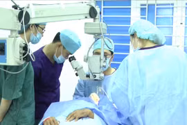 Nearly 1,000 disadvantaged people in Ha Giang receive eye care