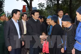President visits culture-tourism village in Ha Giang 