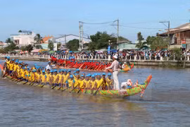 Khmer people celebrate “moon-worshipping” festival 